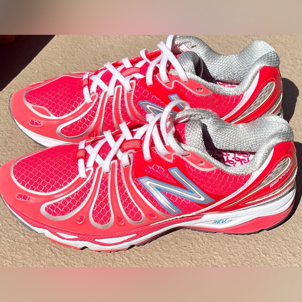 LIKE NEW!!! NEW BALANCE NB Women’s 890v3 running shoes Sz 7 pink & white 🏃‍♀️
